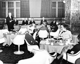 Kuva 1097 Inkeril�isten sivistyss��ti�n j�rjest�m� lehdist�tilaisuus 28.10.1971. naistoimittajille.