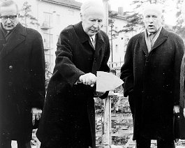 Kuva 1497 Karjalaisen heimotalon peruskiven muuraus 28.4.1973 K�pyl�ss�, Helsingiss�. V�in� Kekki suorittamassa osuuttaan.
