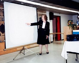 Kuva 1582 Anneli Asplund esitelm�im�ss� inkeril�isest� identiteetist� ja perinnekulttuurista Inkeril�isten sivistyss��ti�n 30-vuotisjuhlassa 1995 Karjalatalolla.