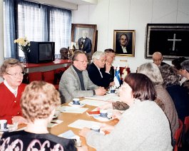 Kuva 1593 Inkeril�isten sivistyss��ti�n hallintoneuvoston kokous Inkerikodissa 1996. Selin Anneli Korkkinen, oik. Aili Jukarainen, Pirkko Huurto, Marja Mustakallio, Anne...