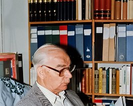 Kuva 1633 Inkeril�isten sivistyss��ti�n hallintoneuvoston j�sen vv. 1979 ? 1997 , vpj. vv. 1987 ? 1989 , pj. vv. 1990 ? 1997 akateemikko Pertti Virtaranta 75 v. 1993.