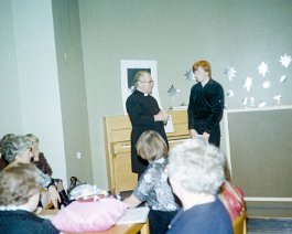 Kuva 321 Inkerilisten yhdistyksen Helsingin paikallisosaston pikkujoulujuhla Agricolan seurakuntasalissa 16.12.1979