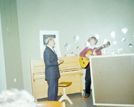 Kuva 322 Inkerilisten yhdistyksen Helsingin paikallisosaston pikkujoulujuhla Agricolan seurakuntasalissa 16.12.1979