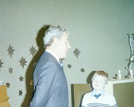 Kuva 323 Inkerilisten yhdistyksen Helsingin paikallisosaston pikkujoulujuhla Agricolan seurakuntasalissa 16.12.1979