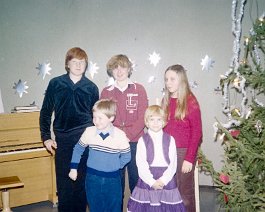 Kuva 326 Inkerilisten yhdistyksen Helsingin paikallisosaston pikkujoulujuhla Agricolan seurakuntasalissa 16.12.1979