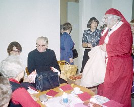 Kuva 328 Inkerilisten yhdistyksen Helsingin paikallisosaston pikkujoulujuhla Agricolan seurakuntasalissa 16.12.1979