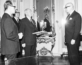 Kuva 1086 Inkerisuomalaisten historia -teoksen luovutus presidentti Urko Kekkoselle 1969. Vas. Erkki Tuuli, Toivo Marttinen, V�in� Kekki, Urho Kekkonen.