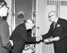 Kuva 1087 Inkerisuomalaisten historia -teoksen luovutus presidentti Urko Kekkoselle 1969. Vas. Erkki Tuuli , V�in� Kekki, Urho Kekkonen.
