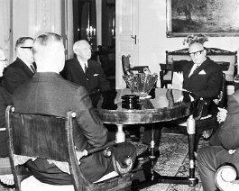 Kuva 1088 Inkerisuomalaisten historia -teoksen luovutus presidentti Urko Kekkoselle 1969.