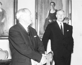 Kuva 1089 Inkerisuomalaisten historia -teoksen luovutus presidentti Urko Kekkoselle 1969. Vas. V�in� Kekki ja Leo Yll�.
