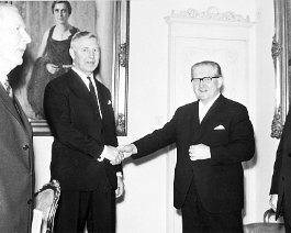 Kuva 1090 Inkerisuomalaisten historia -teoksen luovutus presidentti Urko Kekkoselle 1969. Vas. V�in� Kekki, Leo Yll�, Matti Vironm�ki ja Toivo Marttinen.