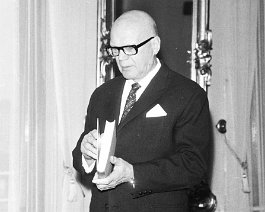 Kuva 1091 Presidentti Urho Kekkonen on vastaanottanut Inkerinsuomalaisten historia -teoksen 1969.