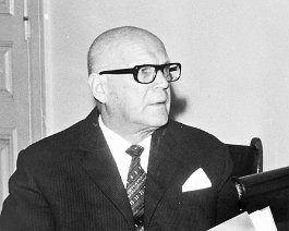 Kuva 1093 Presidentti Urho Kekkonen on vastaanottanut Inkerinsuomalaisten historia -teoksen 1969.