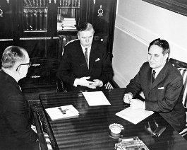 Kuva 293 P��ministeri Johannes Virolainen vastaanottaa Inkerin kirkon 350-vuotisjuhlajulkaisun 11.2.1966. Vas, Matti Vironm�ki, Johannes Virolainen, Simo Karhu.