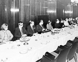 Kuva 299 Inkerin historian valmistuksen j�lkeinen tilaisuus sanomalehtiv�elle 11.2.1971.