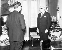 Kuva 693 Presidentin luona luovuttamassa Inkerin historiaa joulukuussa 1969.