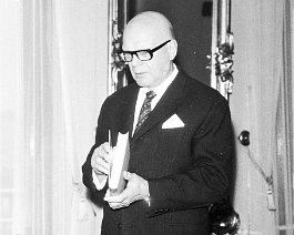 Kuva 694 Presidentin luona luovuttamassa Inkerin historiaa joulukuussa 1969.