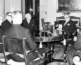 Kuva 695 Presidentin luona luovuttamassa Inkerin historiaa joulukuussa 1969.